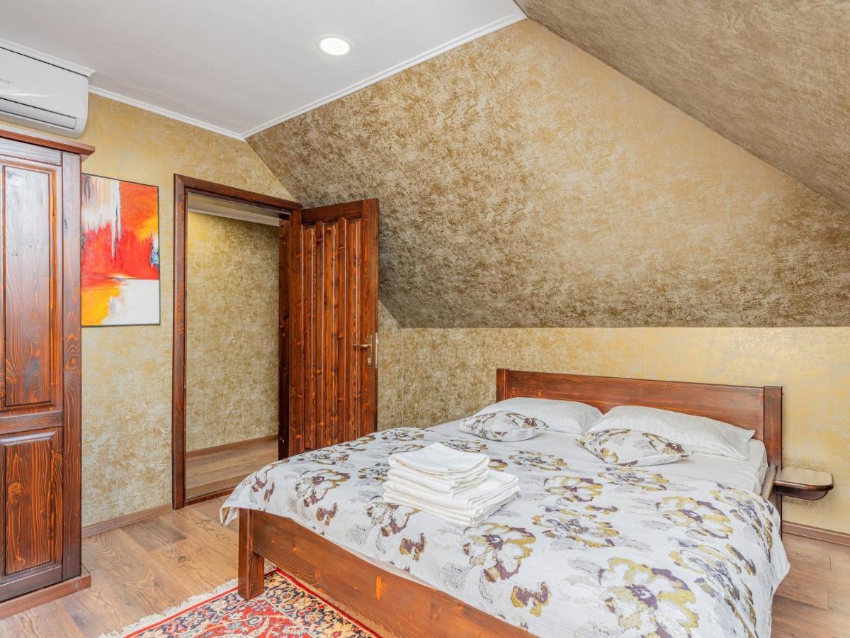 Casa Saraste Hotel Rîşnov Luaran gambar